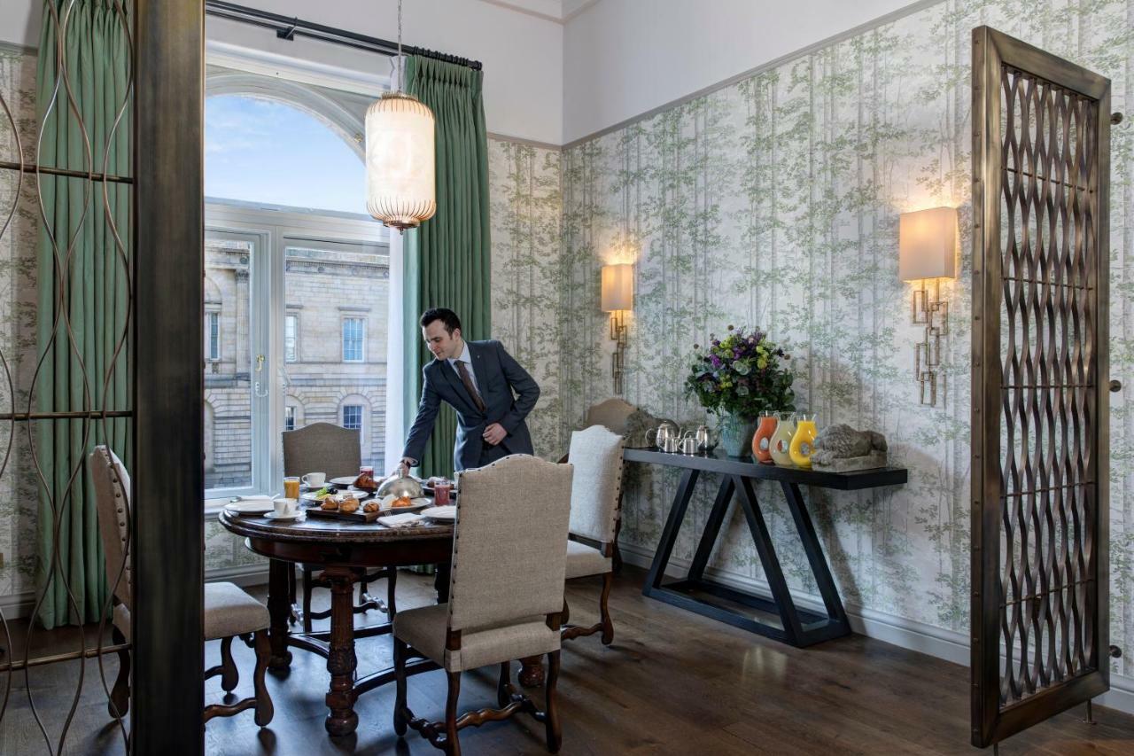 The Balmoral Hotel EDI Eksteriør billede A butler at work