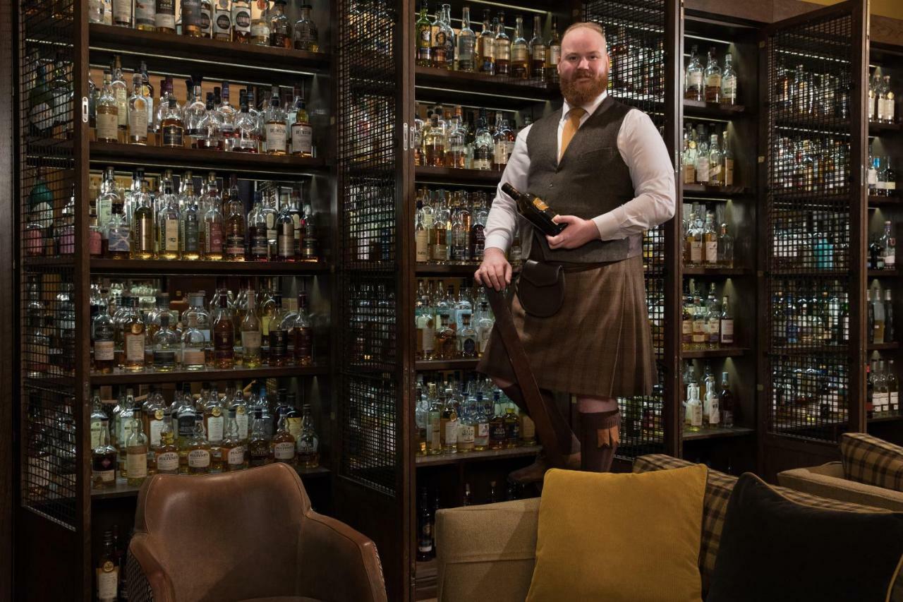 The Balmoral Hotel EDI Eksteriør billede A whisky bar in Edinburgh